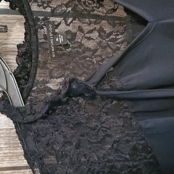 Lacey v-neck blouse - Picture 6 of 7